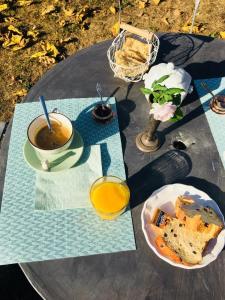 einen Tisch mit einer Tasse Kaffee und einem Teller Essen in der Unterkunft Chambre d'hôte équestre Au petit bonheur in Châteldon