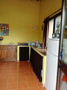 cocina con nevera blanca y fregadero en Agriturismo Il Colle, en Bagno a Ripoli