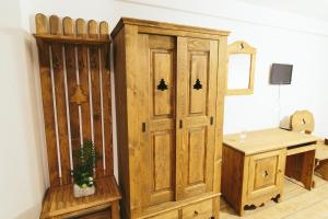 a room with a wooden door and a desk at Hotel Superski in Cavnic