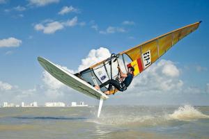 Człowiek jeżdżący wiatrem w wodzie w obiekcie Piso frente la playa de Valdelagrana w mieście El Puerto de Santa María