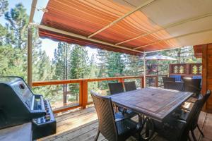 une terrasse en bois avec une table et des chaises. dans l'établissement Peaceful Pine, à Truckee