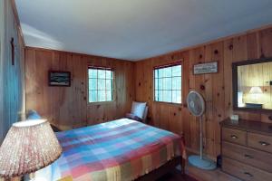 Afbeelding uit fotogalerij van Traditional Maine Cabin in Greenville