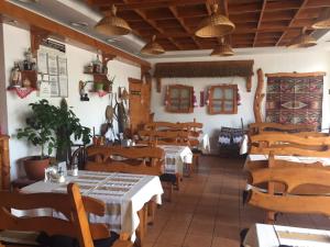 Reštaurácia alebo iné gastronomické zariadenie v ubytovaní Karpaty Viking