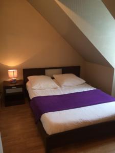 Ένα ή περισσότερα κρεβάτια σε δωμάτιο στο résidence les voiles rouges