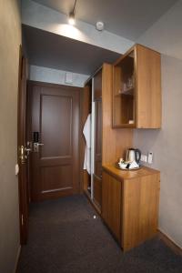 コロリョフにあるLOFT Boutique Hotelの廊下、ドア、キッチンが備わる客室です。