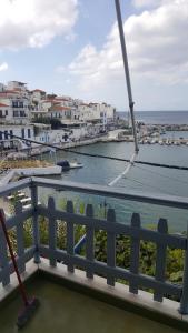 - une vue depuis le balcon d'un bateau de croisière dans l'établissement Esperides Sea, à Andros