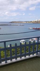 - une vue sur un port avec des bateaux dans l'eau dans l'établissement Esperides Sea, à Andros