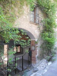 an entrance to a building with a iron gate at B&B Renzano bedrooms in Salò