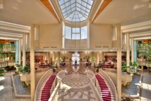 un gran vestíbulo con un gran techo de cristal en Hasdrubal Prestige Thalassa & Spa Djerba en Triffa
