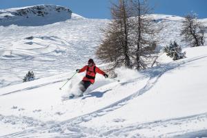 Slēpošana brīvdienu parka tuvumā