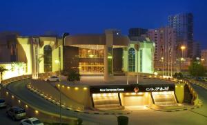 غولف اكزيكتيف ريزيدنس في المنامة: مبنى كبير فيه سيارات تقف امامه