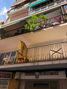 un edificio con balcone e piante sopra di Apartamento Asuncion a Benidorm