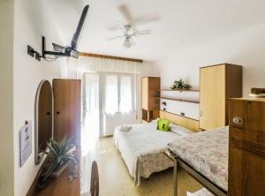 a small bedroom with a bed and a window at Hotel Trianon in Bellaria-Igea Marina