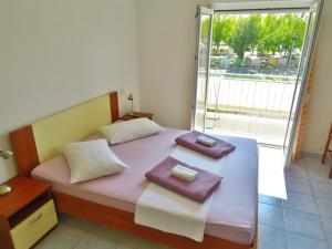 ein Schlafzimmer mit einem Bett mit zwei Handtüchern darauf in der Unterkunft Apartments Srdan in Omiš