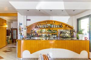 een bar in een restaurant met een bar bij Hotel Trianon in Bellaria-Igea Marina