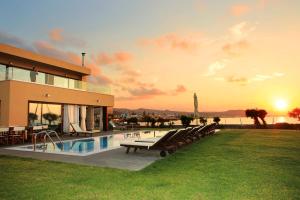 Gallery image of Kimona Villa Seafront Swimming Pool Jacuzzi 6 Bedrooms 21 PAX Kouvohori Villas Crete in Kokkini Khanion