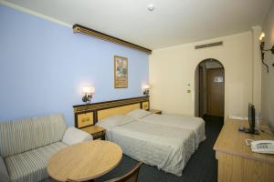 Un pat sau paturi într-o cameră la Atrium Beach Hotel - All Inclusive