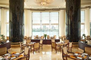 Um restaurante ou outro lugar para comer em Grand Nile Tower