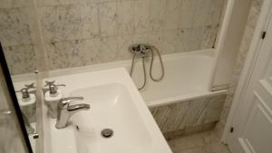 A bathroom at Cituspace Cuzco