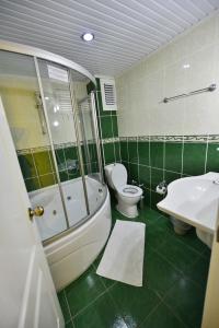 A bathroom at Mandalinn Hotel