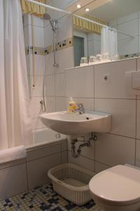 Ein Badezimmer in der Unterkunft Haus Kleemann