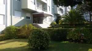 a building with a yard with bushes in front of it at Grandmotherhouse 2-7 Pax in Porto