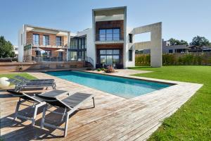 una casa con piscina y 2 sillas en Villa Enea by FeelFree Rentals, en San Sebastián