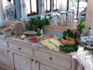 stół z jedzeniem w formie bufetu w obiekcie Hotel Tabby w mieście Golfo Aranci
