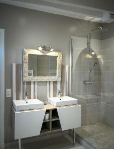 een badkamer met 2 wastafels en een douche bij LE MOULIN DE L'ORTILLE in Compiègne
