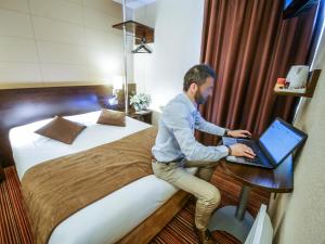 Postel nebo postele na pokoji v ubytování Hôtel Inn Design Resto Novo Alençon