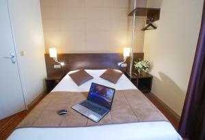 Postel nebo postele na pokoji v ubytování Hôtel Inn Design Resto Novo Alençon
