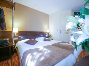 Postel nebo postele na pokoji v ubytování Hôtel Inn Design Resto Novo Alençon
