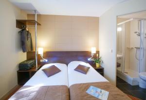 Postel nebo postele na pokoji v ubytování Hôtel Inn Design Resto Novo Alençon