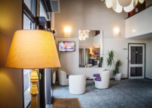 TV a/nebo společenská místnost v ubytování Hôtel Inn Design Resto Novo Alençon