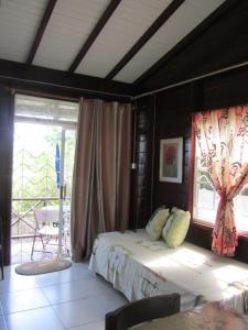 Ένα ή περισσότερα κρεβάτια σε δωμάτιο στο Dolphin Inn Guesthouse & Apartments