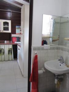 Ένα μπάνιο στο Dolphin Inn Guesthouse & Apartments +72 φωτογραφίες