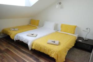 ショルジュにあるGîte Chez Maryのベッド2台が隣同士に設置された部屋です。