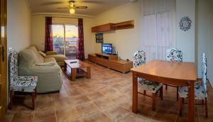 a living room with a couch and a table at Apartamento 90 m2 en la mejor zona de Roquetas in Roquetas de Mar