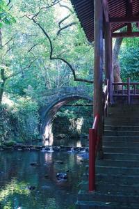 uma ponte sobre um rio com escadas ao lado de um rio em The Mountain em Hangzhou