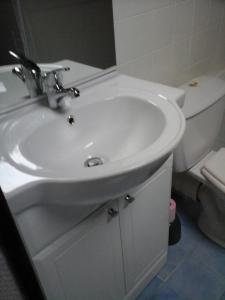 サン・マロにあるrésidence fleurieのバスルーム(白い洗面台、トイレ付)