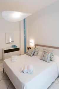 a large white bed with towels on top of it at Dulce Mare in Salerno