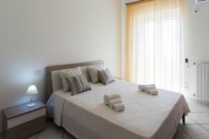 a bedroom with a large bed with two towels on it at Dulce Mare in Salerno