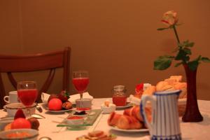 - une table avec des assiettes de nourriture et des verres de vin dans l'établissement L'Oree Du Château, à Roussillon