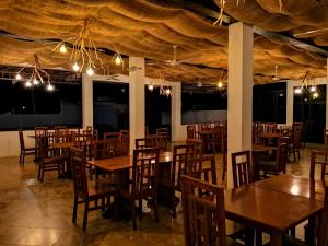 A restaurant or other place to eat at Arena Blanca Eco Hotel