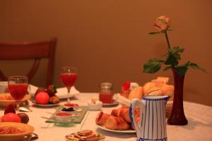 una mesa con platos de comida y copas de vino en L'Oree Du Château, en Roussillon en Isère