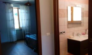 łazienka z umywalką i lustrem w obiekcie AGRITURISMO NIZUR'IN w mieście Roccaverano
