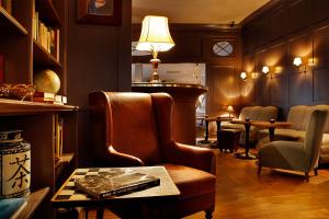 A seating area at Monbijou Hotel
