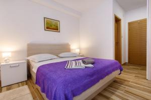 Cama o camas de una habitación en Apartments Franičević