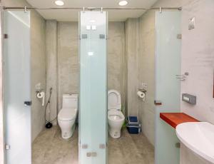 un bagno con un water e un lavandino di DONGMEN 3 Hostel a Taipei