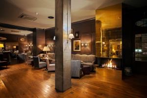 A seating area at Monbijou Hotel